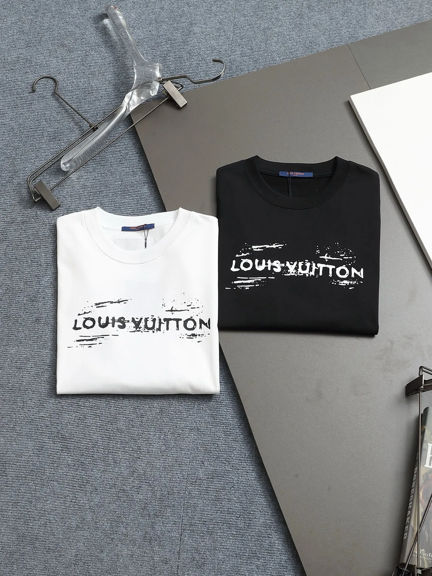🅿️170 [New model on the shelves] 2025 Lujia new front and back printed round neck T-shirt, fabric washed, pure cotton fabric, soft and skin-friendly. The workmanship is meticulous and the thickness is moderate. The same style for men and women, loose fit, fashionable and versatile for all ages. Color: White/Black Size: XS-L
